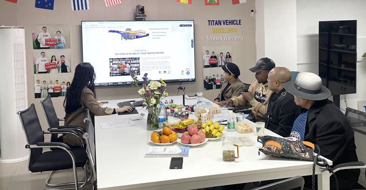 Clientes africanos consultaron los detalles del trailer modular