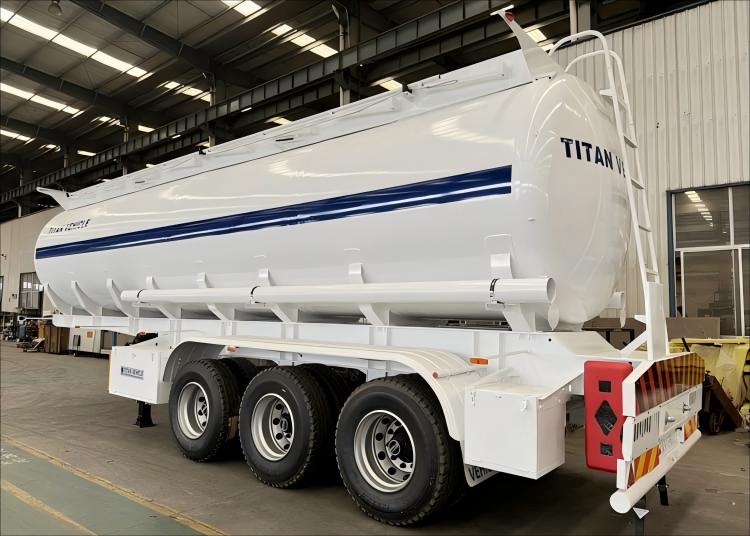 Semirremolque cisterna de petr&oacute;leo de tres ejes en venta en Guinea
