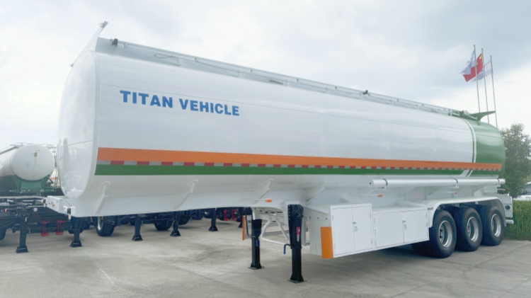 Cliente de Angola acude a TITAN Vehicle para comprar cisterna de gasolina en Angola