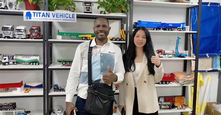 Cliente de Zimbabwe visita TITAN para adquirir un trieje con placa
