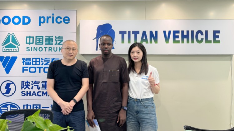 Cliente de Angola acude a TITAN Vehicle para comprar cisterna de gasolina en Angola