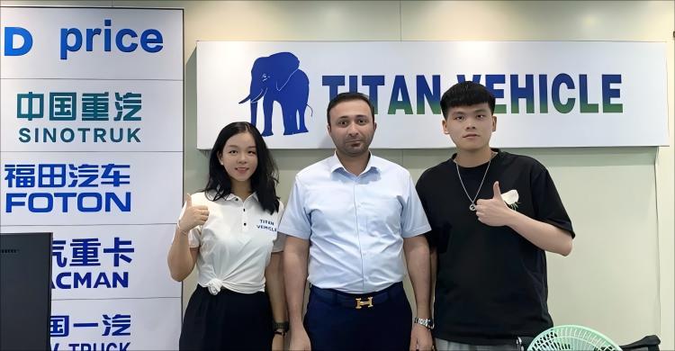 Un cliente visita TITAN para comprar un camión cisterna de cemento para los Emiratos Árabes Unidos