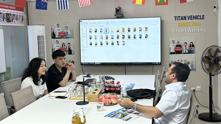 Un cliente visita TITAN para comprar un camión cisterna de cemento para los Emiratos Árabes Unidos