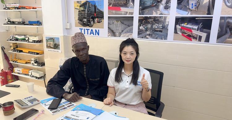 Cliente de Nigeria compra camión volquete Sinotruk Howo de TITAN Vehicle