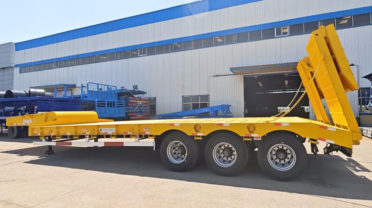 Cliente de Angola visita TITAN para comprar remolque de plataforma baja de tres ejes