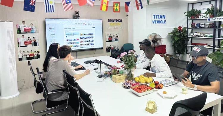 Clientes de Zimbabwe visitan TITAN para comprar un remolque de paredes laterales