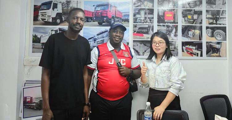 Los clientes de Zambia visitaron TITAN y solicitaron un camión volquete Howo