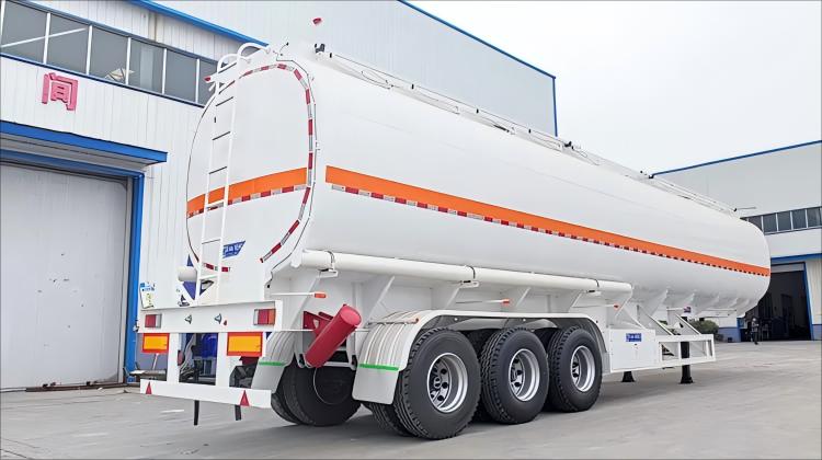 Remolque cisterna de combustible de 42000 litros en venta en Rep&uacute;blica Dominicana