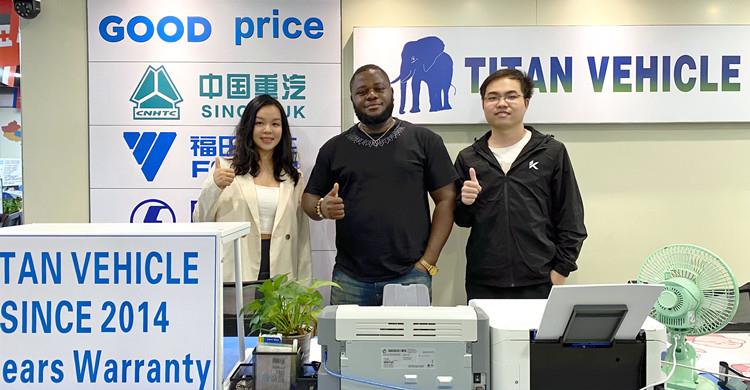 Un cliente de Ghana visita TITAN para comprar un camión cisterna para cemento en polvo