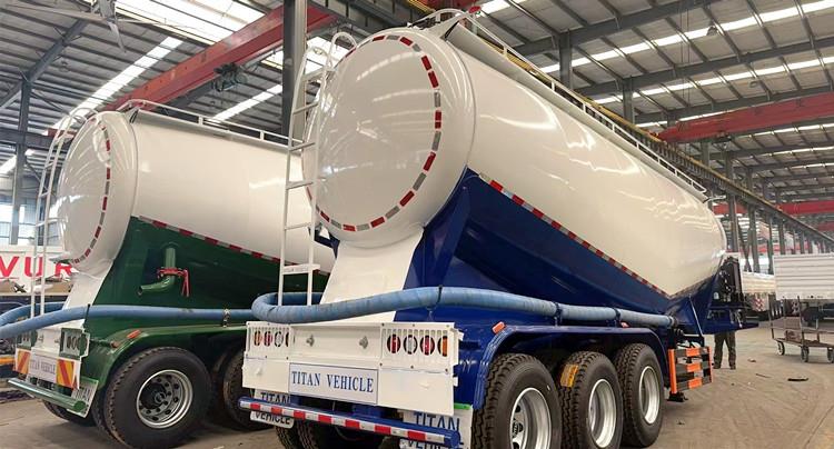 Un cliente de Ghana visita TITAN para comprar un camión cisterna para cemento en polvo