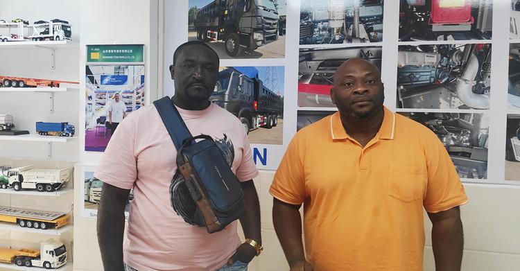 Clientes senegaleses visitaron los semirremolques vallados adquiridos por TITAN