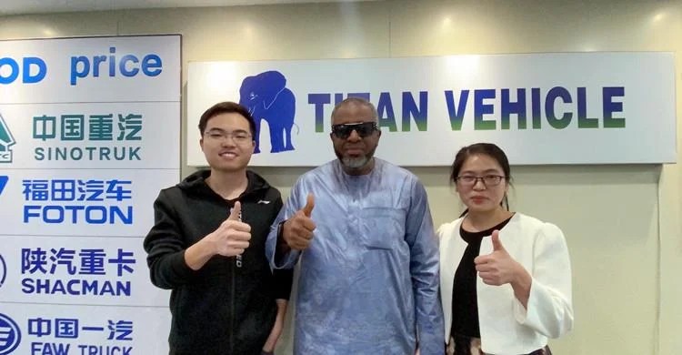 Cliente sudanés llega a TITAN para comprar un semirremolque de estaca