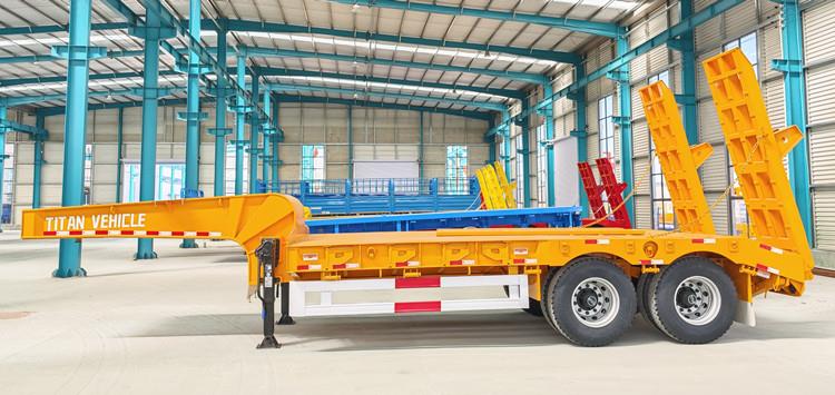 Clientes de Sierra Leona visitan TITAN para comprar un remolque de plataforma baja de 2 ejes y 30 toneladas