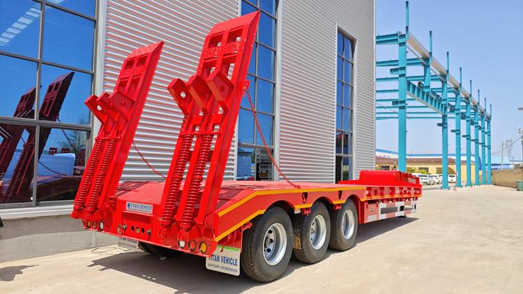 Un cliente nigeriano visita TITAN para comprar un remolque de plataforma baja de 3 ejes.