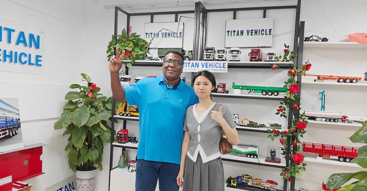 Cliente congoleño visita TITAN para comprar remolque de plataforma