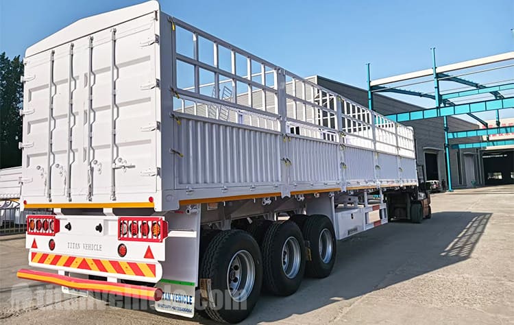 Remolque de carga de tres ejes con valla en venta en Zimbabue