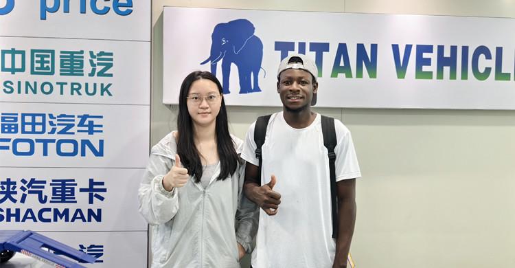 Clientes de Costa de Marfil visitaron TITAN para comprar un remolque de cama baja