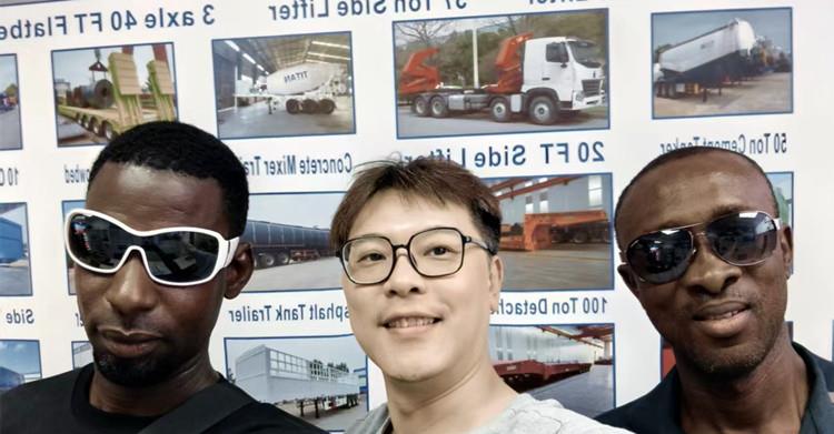 Clientes de Zimbabue visitan TITAN para comprar un remolque de plataforma de 3 ejes y 40 pies