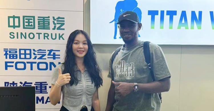 Cliente de Togo acude a TITAN para comprar un remolque de plataforma de 5 ejes