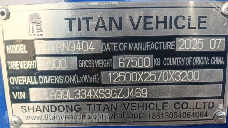 Clientes de Sierra Leona visitan TITAN y compran un remolque de plataforma abatible