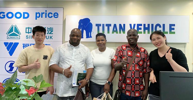 Clientes de Sierra Leona visitan TITAN y compran un remolque de plataforma abatible