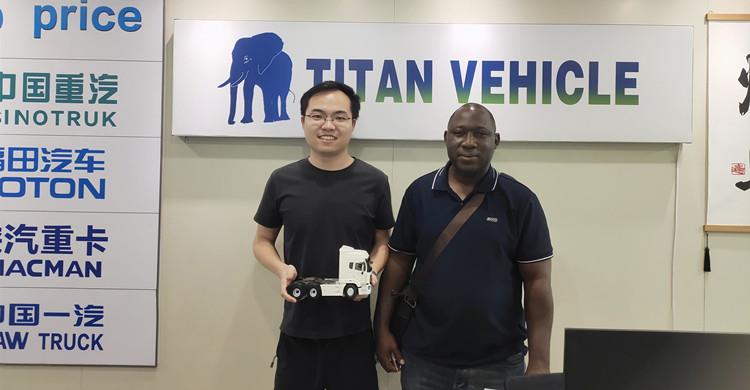 Cliente ghanés viene a TITAN para comprar remolque de cama baja