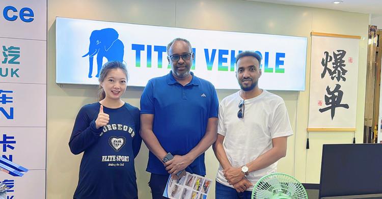 Clientes de Namibia visitan TITAN para comprar un remolque de plataforma baja