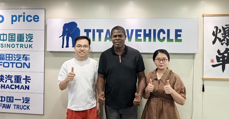 Un cliente guineano acudi&oacute; a TITAN para comprar un remolque de plataforma baja con cuello de cisne de 3 ejes.