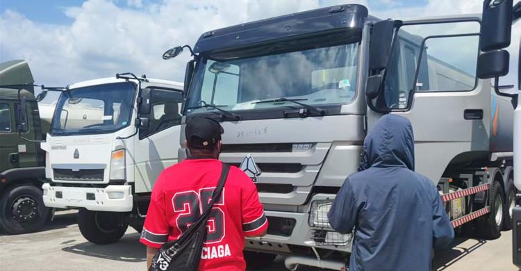 Cliente ghan&eacute;s visit&oacute; TITAN para comprar cami&oacute;n Howo