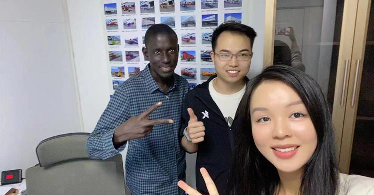 Un cliente senegalés visita TITAN para comprar un camión cisterna de cemento.