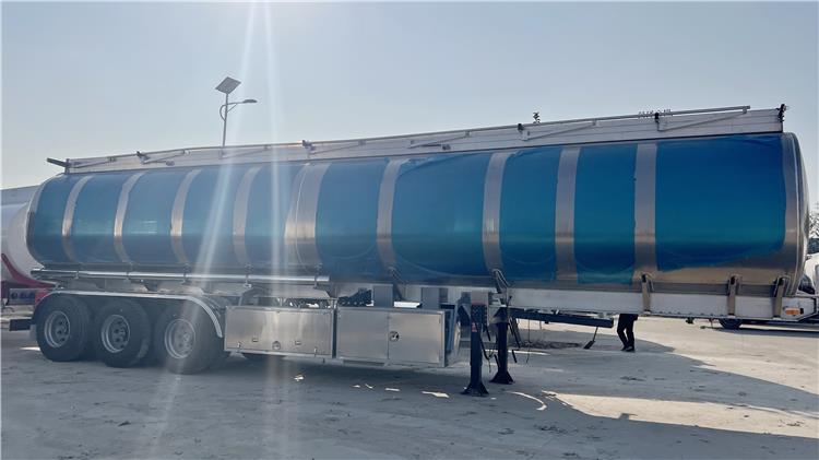 Se vende remolque cisterna de aluminio en Congo