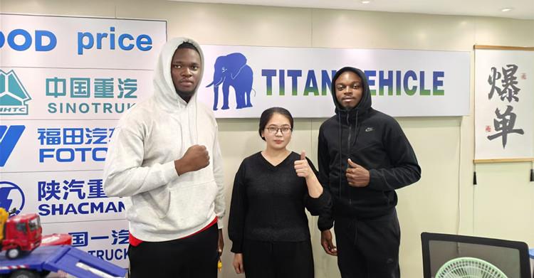 Clientes nigerianos visitan TITAN para comprar el trailer de Separación