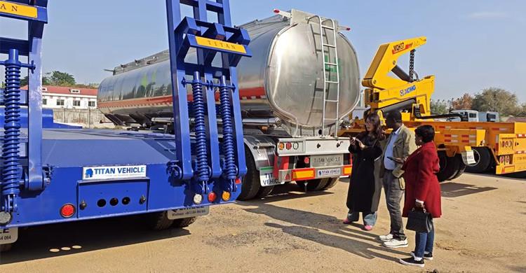 Clientes de Guyana visitan la f&aacute;brica de TITAN para ver los remolques de plataforma baja en stock.
