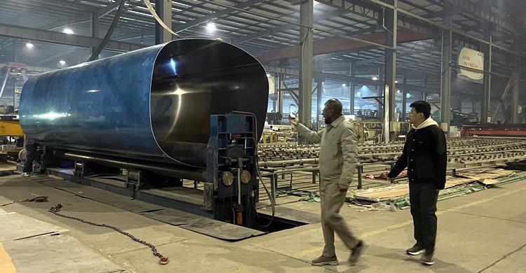 Un cliente de Tanzania visita la fábrica de TITAN para comprar un remolque cisterna de gasolina.