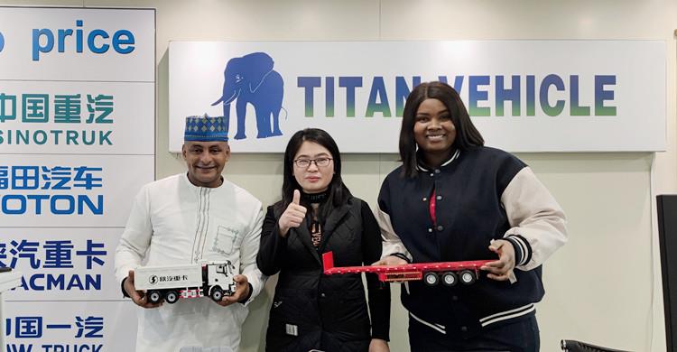 Clientes senegaleses visitan TITAN para comprar remolque de cama plana