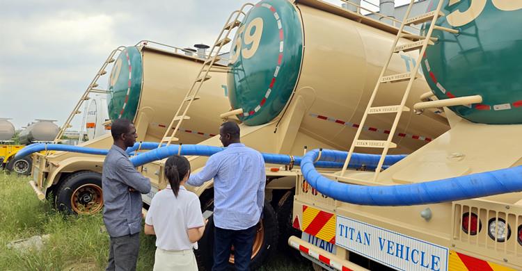 Clientes de Gambia visitan TITAN para adquirir un remolque cisterna de cemento a granel de 4 ejes