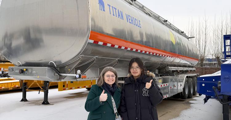Cliente chileno visita TITAN para comprar remolque cisterna de combustible de aluminio