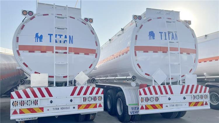 Remolque cisterna de combustible de 4 ejes en venta en Mali