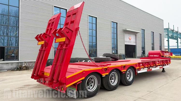 Semirremolque de plataforma baja de 3 ejes en venta en Uganda.