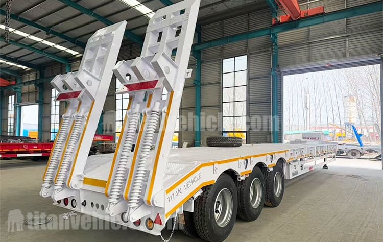 Camión con remolque de plataforma baja de 60 toneladas en venta en Senegal.