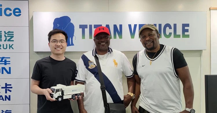 Clientes de Mozambique vinieron a TITAN a comprar un semirremolque para cercas.