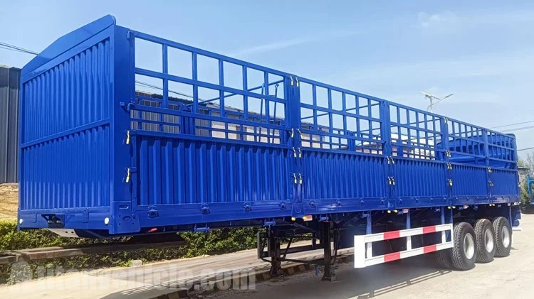 Clientes de Mozambique vinieron a TITAN a comprar un semirremolque para cercas.