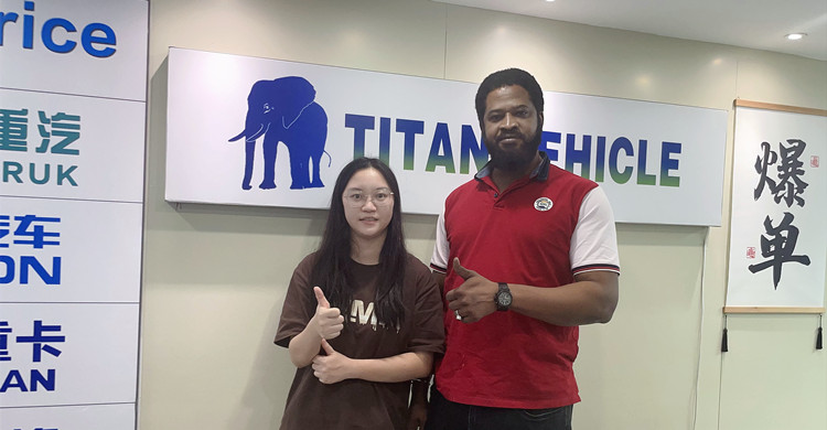 Un cliente nigeriano visita TITAN para comprar un remolque de tres ejes con paredes laterales.