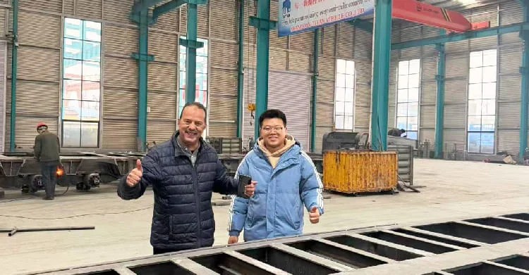 Se vende remolque de plataforma de tres ejes en Argelia.