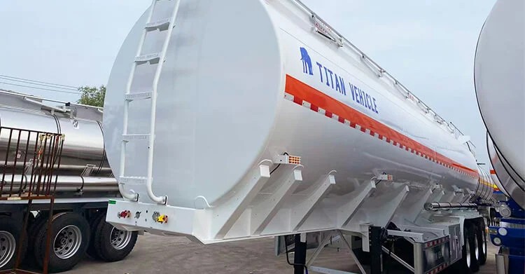 Se vende cami&oacute;n cisterna Titan de 45.000 litros en Ghana.