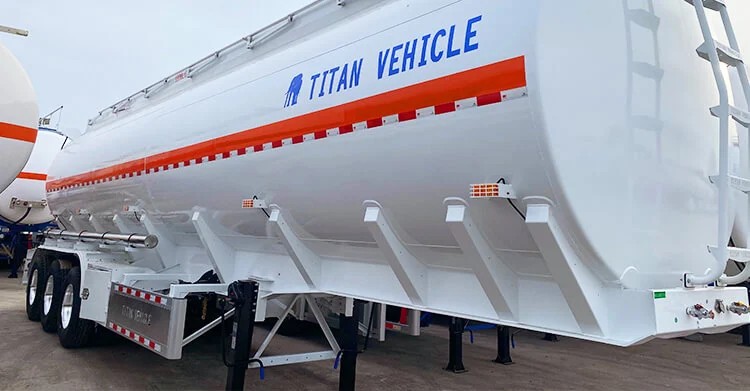 Se vende cami&oacute;n cisterna Titan de 45.000 litros en Ghana.