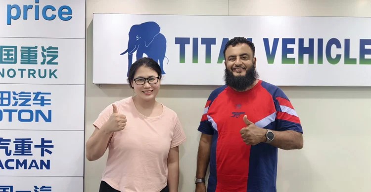 Cliente de Mozambique visita TITAN para comprar un semirremolque de carga con valla.
