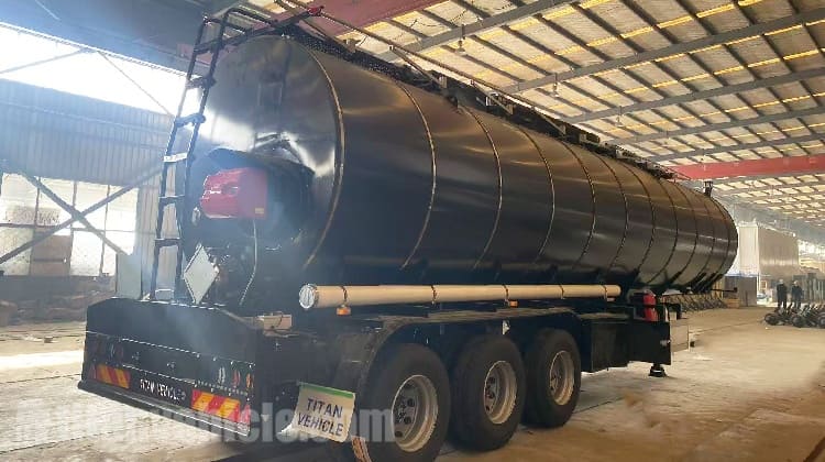 Se vende en Guinea un remolque cisterna de asfalto líquido de tres ejes.