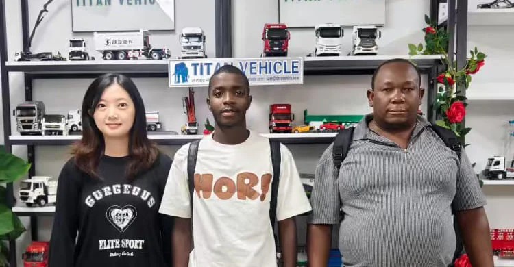 Se vende en Guinea un remolque cisterna de asfalto líquido de tres ejes.