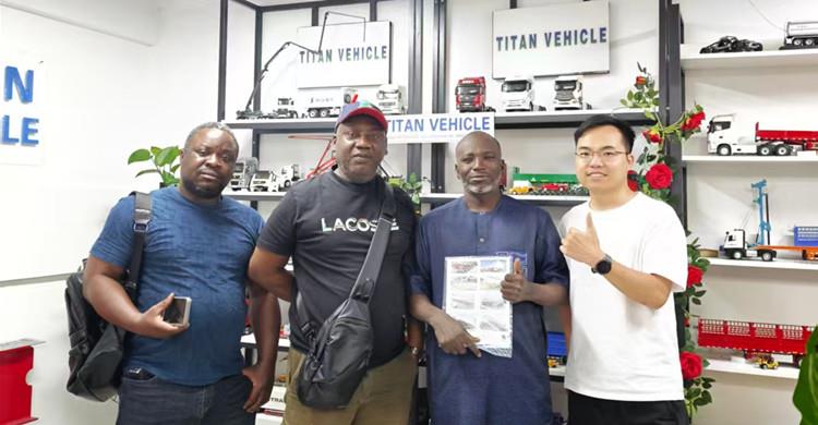 Clientes de Costa de Marfil visitan TITAN para comprar semirremolques de plataforma.